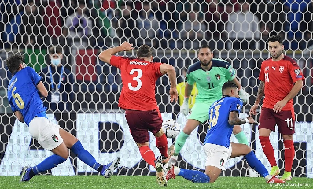 Italië mist penalty in slotfase en speelt gelijk tegen Zwitsers