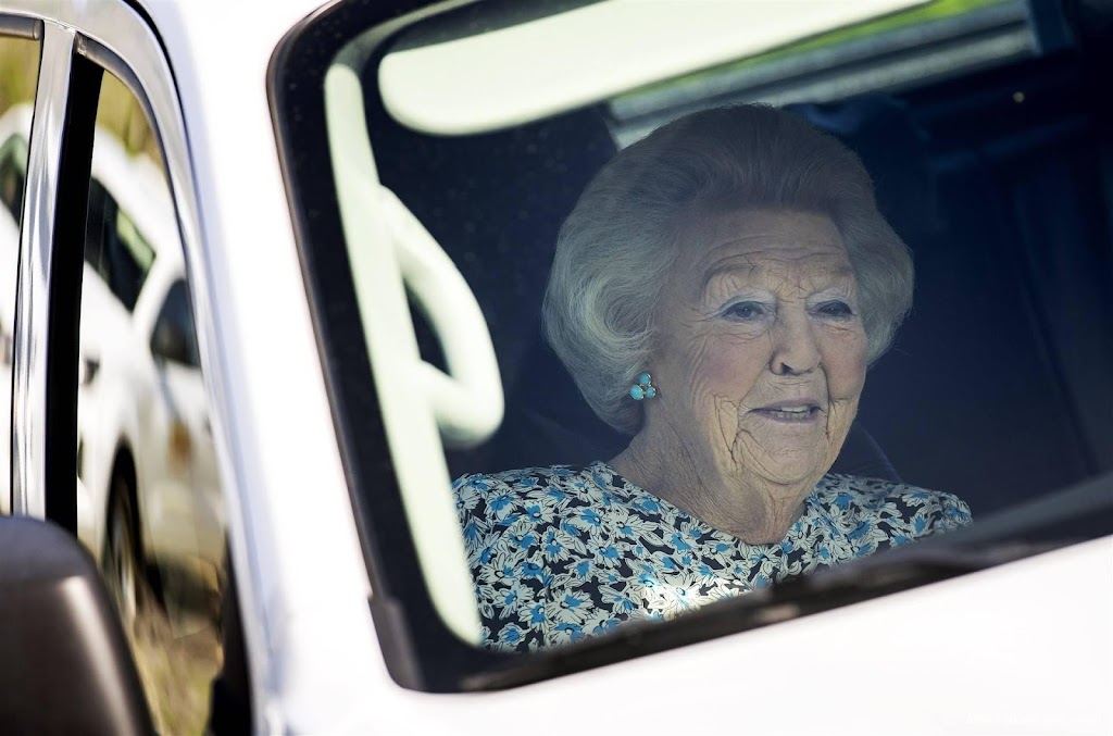 Prinses Beatrix terug in Nederland na bezoek aan Curaçao en Aruba