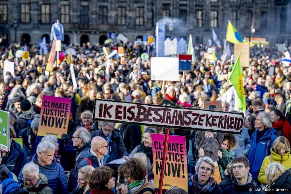 Klimaatdemonstranten beginnen aan mars door Amsterdam