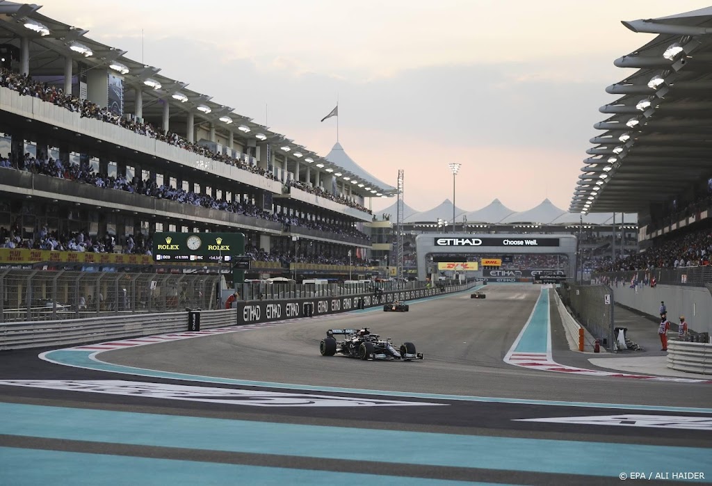 Hamilton na eerste pitstops nog steeds voor Verstappen