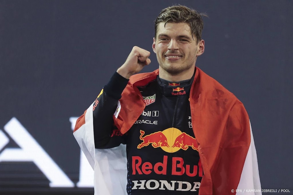 Wereldkampioen Verstappen met Nederlandse vlag op podium