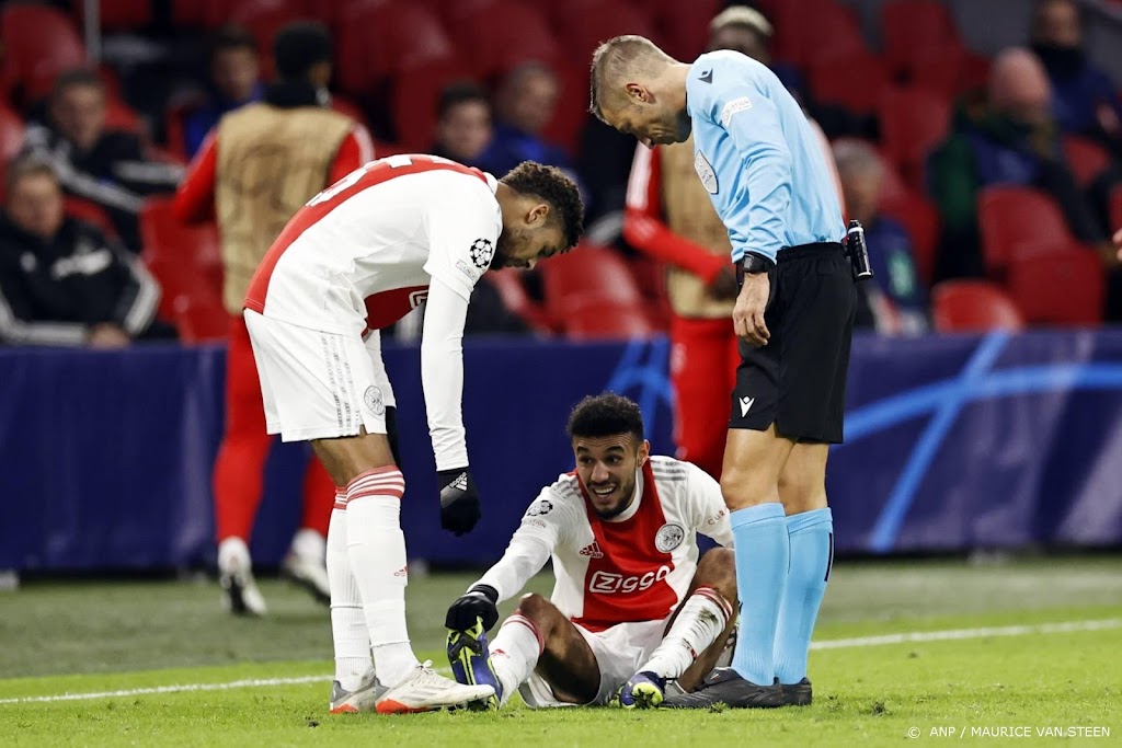 Coach Ten Hag weet niet wanneer Mazraoui terugkeert bij Ajax