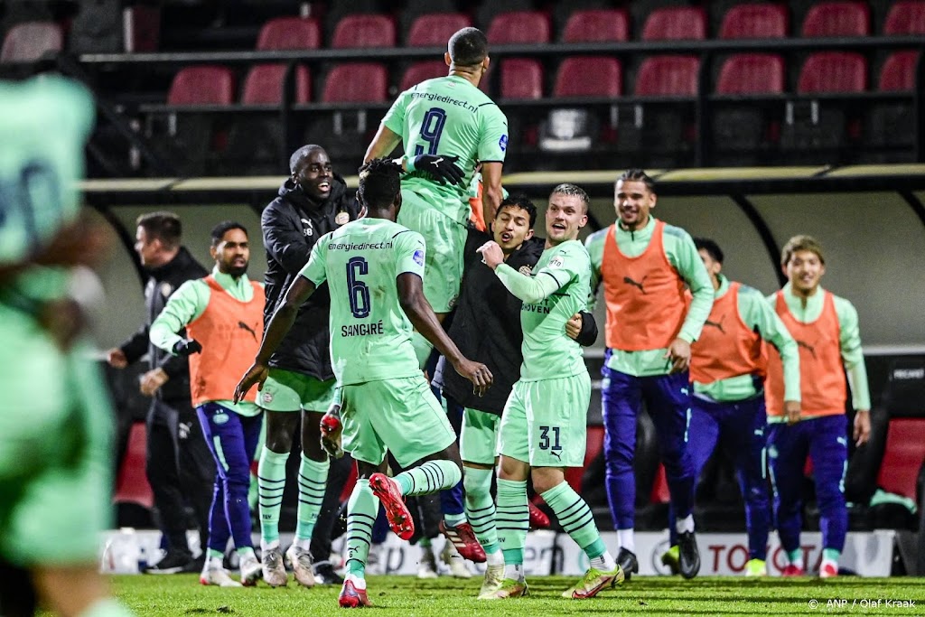 PSV verdringt Ajax aan kop na zwaarbevochten overwinning bij NEC