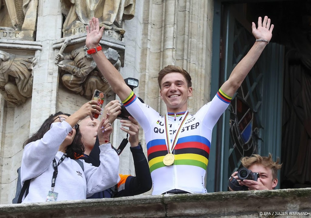 Wereldkampioen Evenepoel veilt regenboogtrui voor Pieters