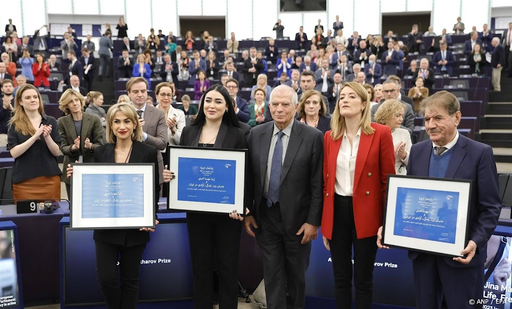 Mensenrechtenprijs EU uitgereikt aan advocaat van Iraanse winnares