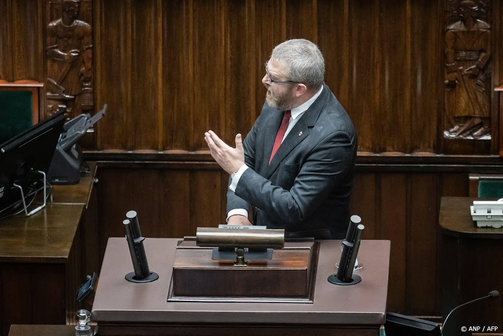 Uiterst rechtse politicus dooft chanoekakaarsjes Pools parlement