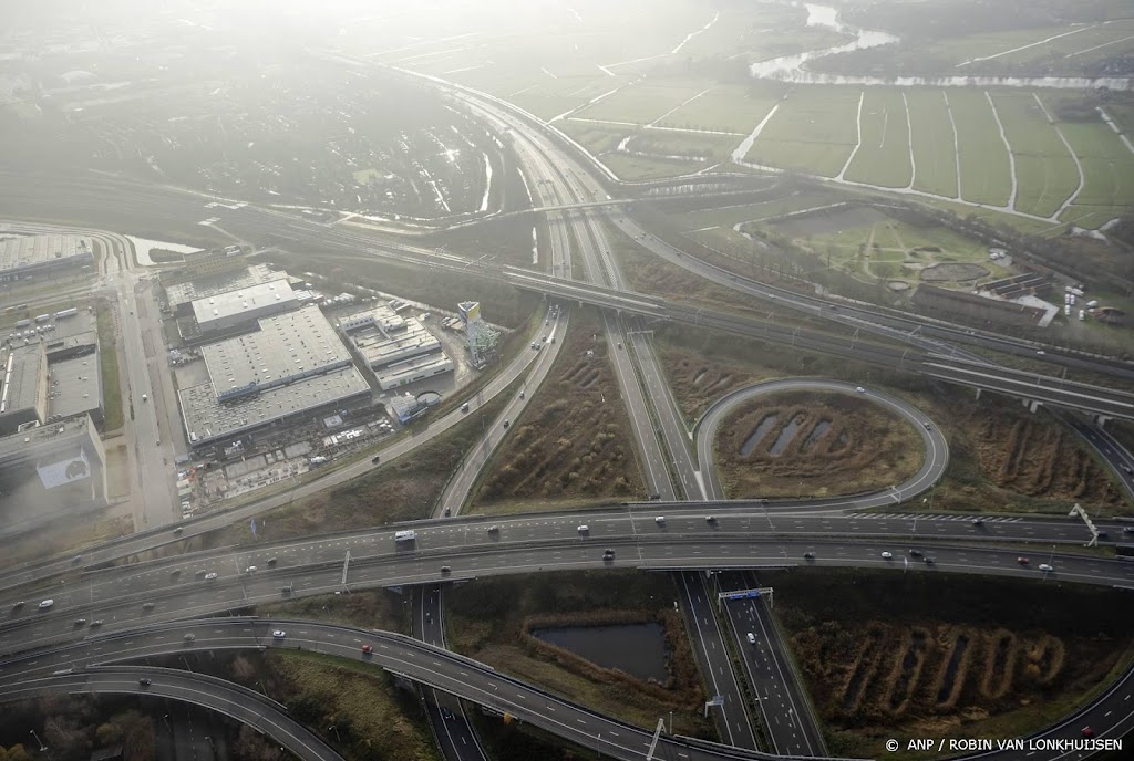 Verloren betonblokken hinderen verkeer op de A10