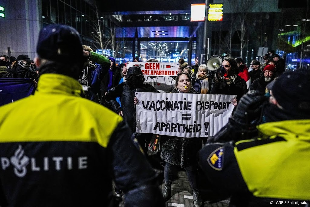 Politievakbond: korte werkonderbreking voor coronapersconferentie
