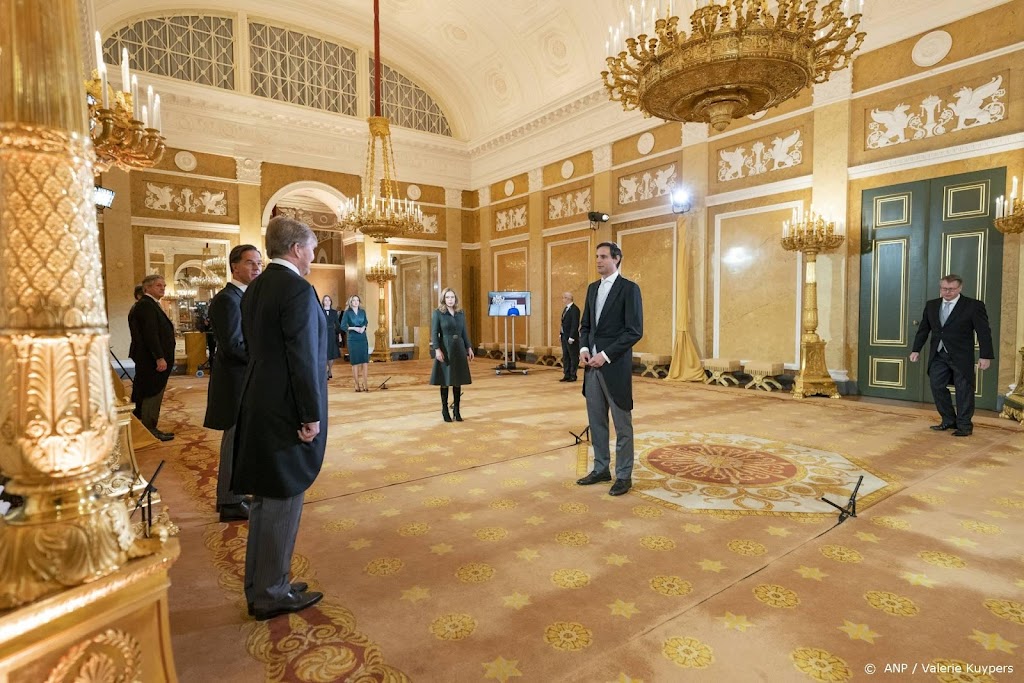 Koning niet in quarantaine na coronabesmetting Hoekstra