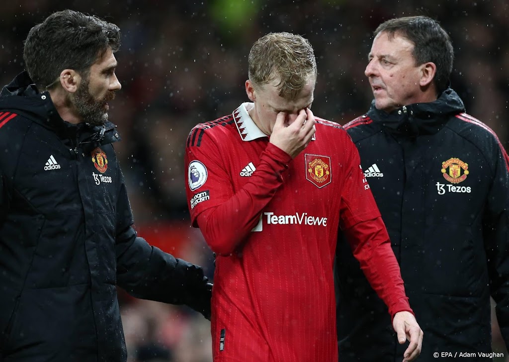 Einde seizoen voor geblesseerde Van de Beek bij Manchester United