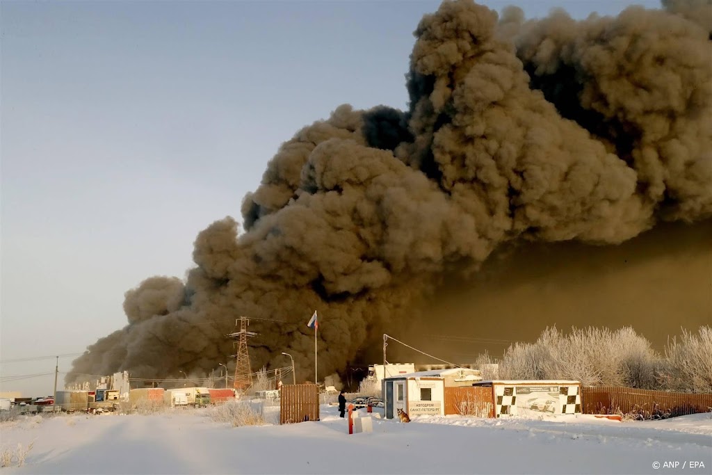 Enorme bedrijfsbrand in Russische stad Sint-Petersburg