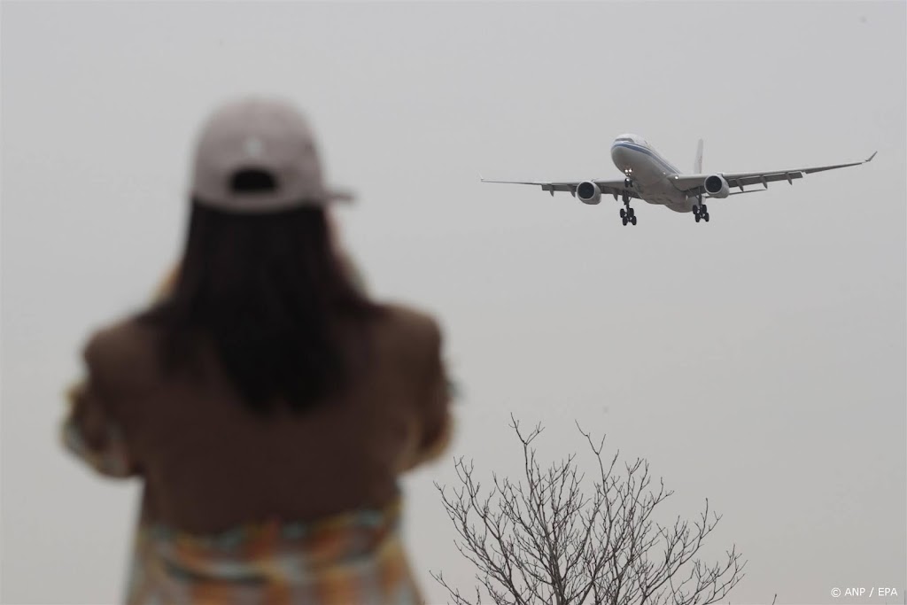 Boeing 737 keert om in Japan na barst in cockpitraam