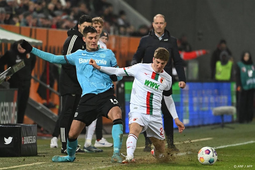 Koploper Bayer Leverkusen verslaat op de valreep Augsburg