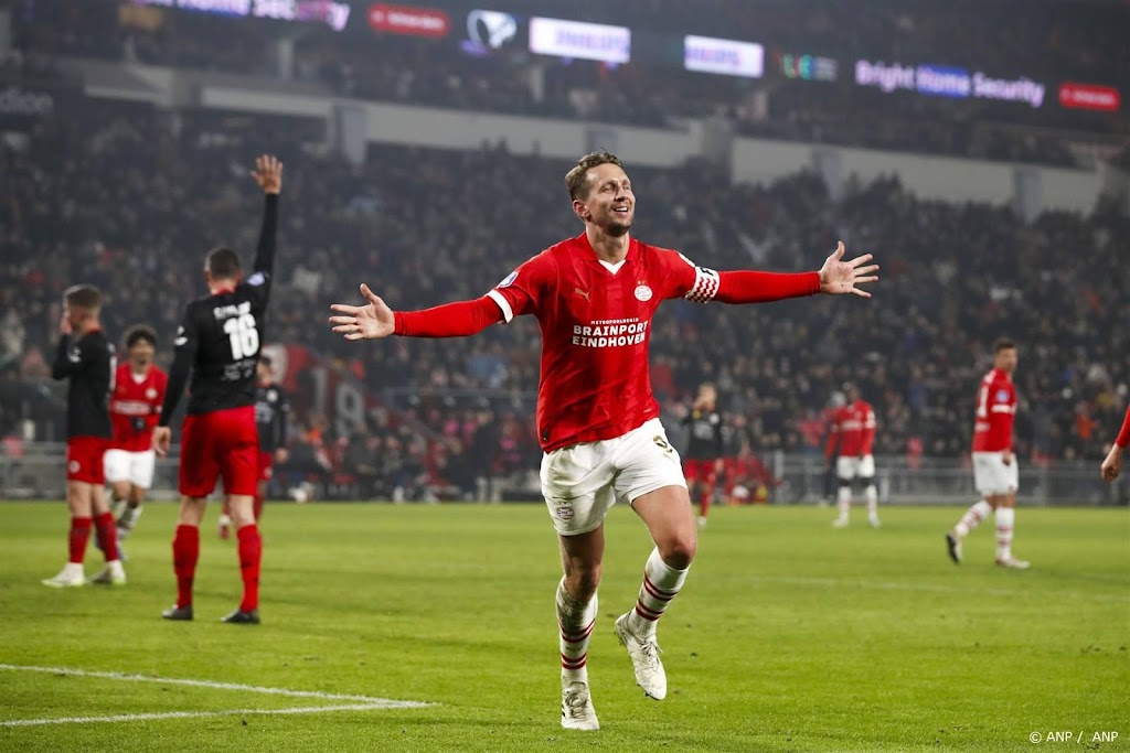 PSV hervat competitie met zege op Excelsior en evenaart record