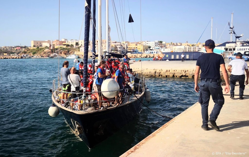 Boot met 150 migranten meert aan in Sicilië