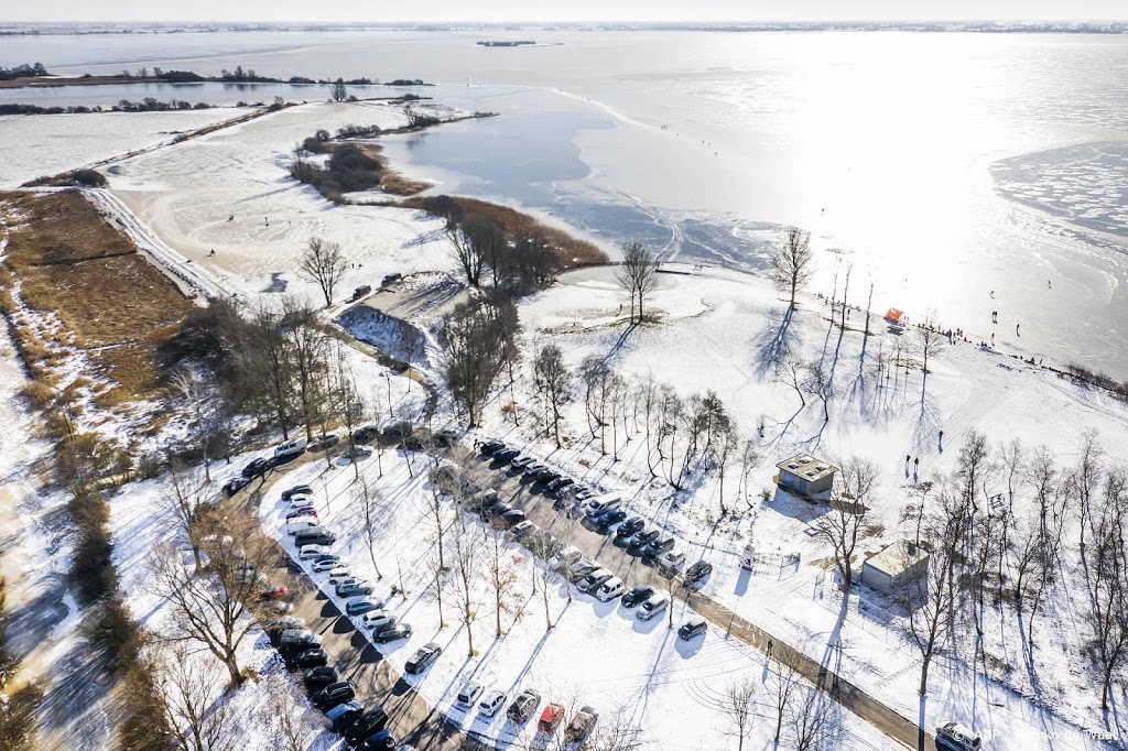 Grote drukte bij schaatsgebieden, gemeenten sluiten wegen af