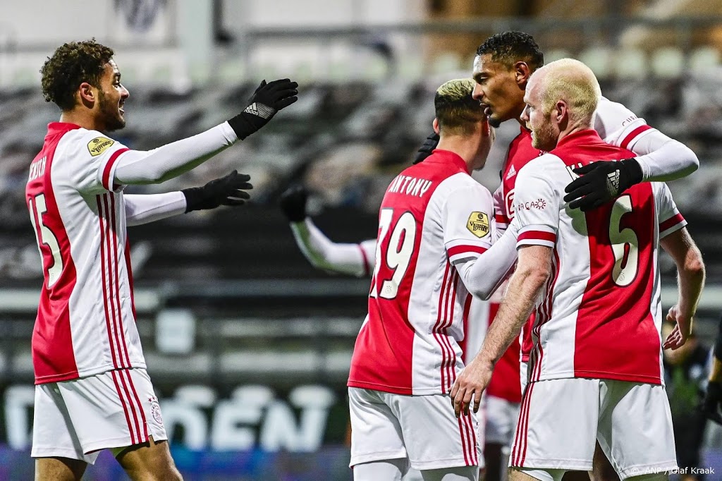 Ajax komt met zege op Heracles steviger op kop