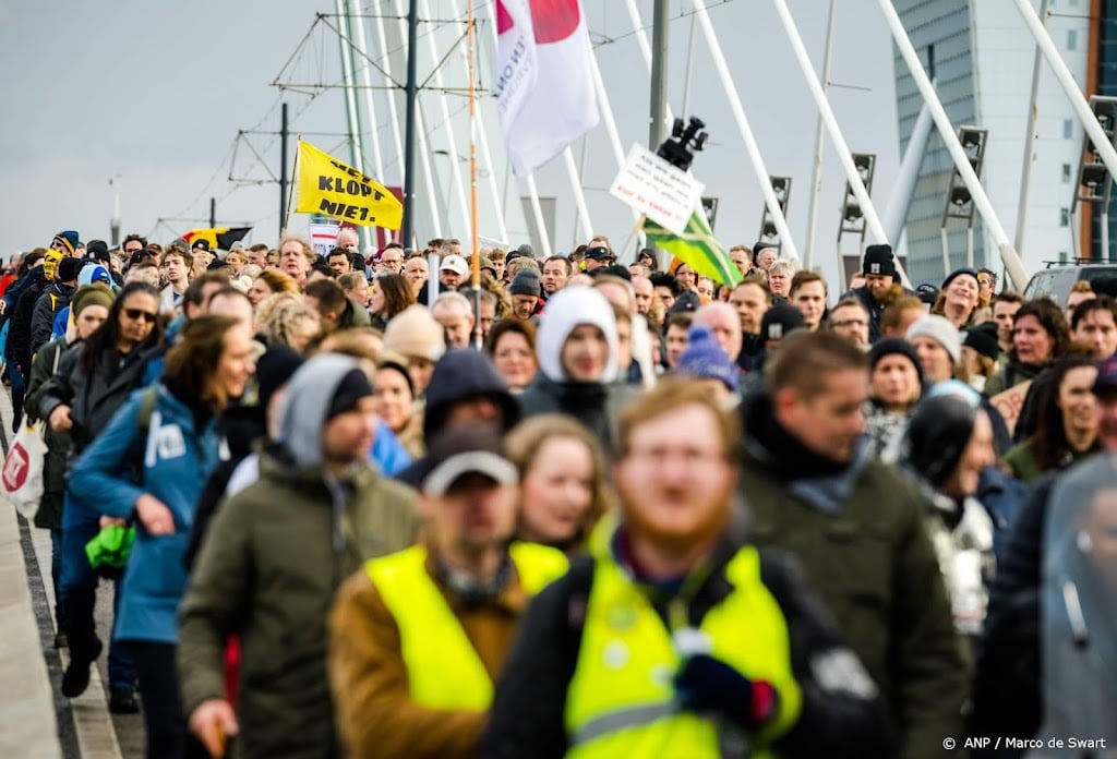 Nederland in Verzet demonstreert in Den Haag