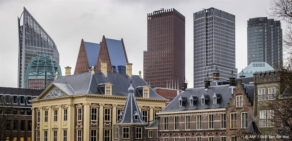 Klachten over wangedrag VWS: 'zeurende zwarten' en hand op de bil
