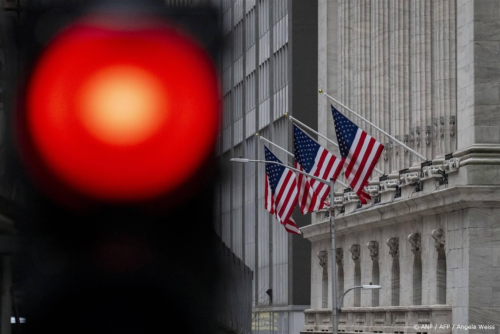 Tegenvallende inflatie duwt Wall Street diep in het rood