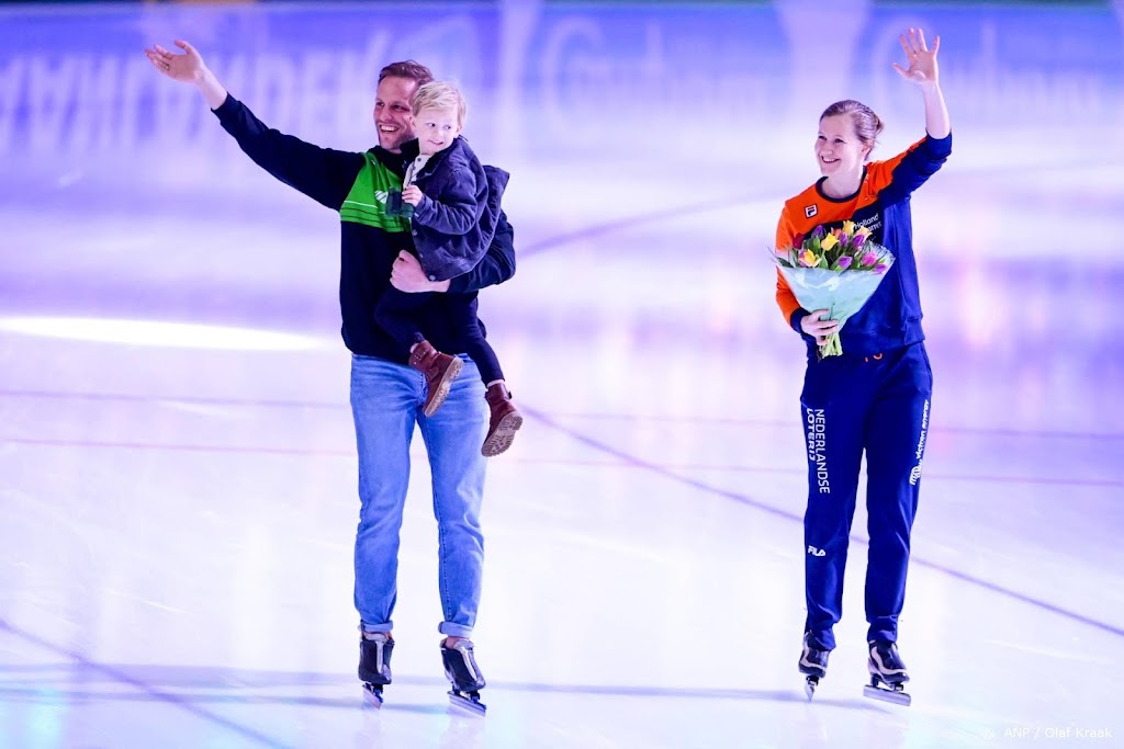 Publiek Thialf neemt afscheid van Ter Mors, Van Beek en Mulder