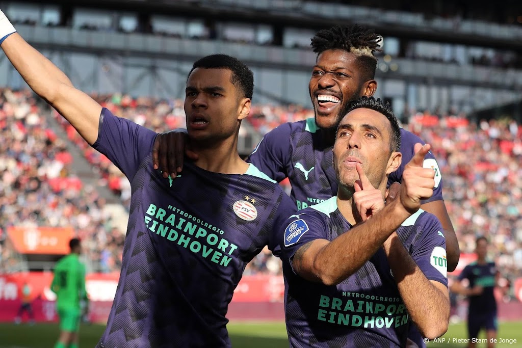 PSV boekt bij Utrecht vijfde zege op rij en houdt Ajax onder druk