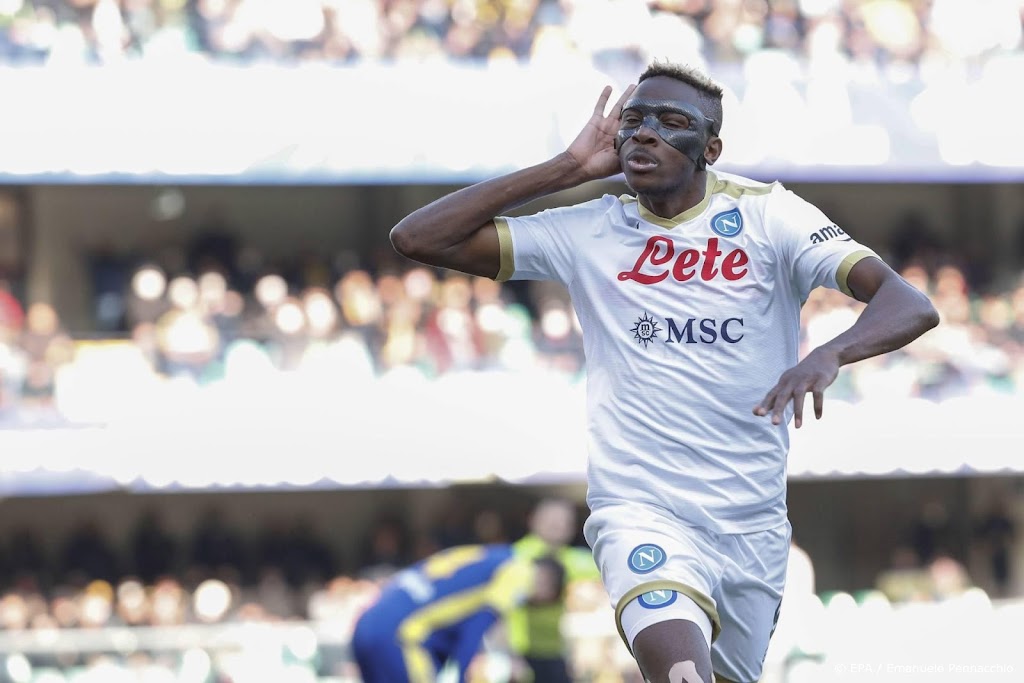 Aanvaller Osimhen houdt Napoli in spoor van koploper AC Milan
