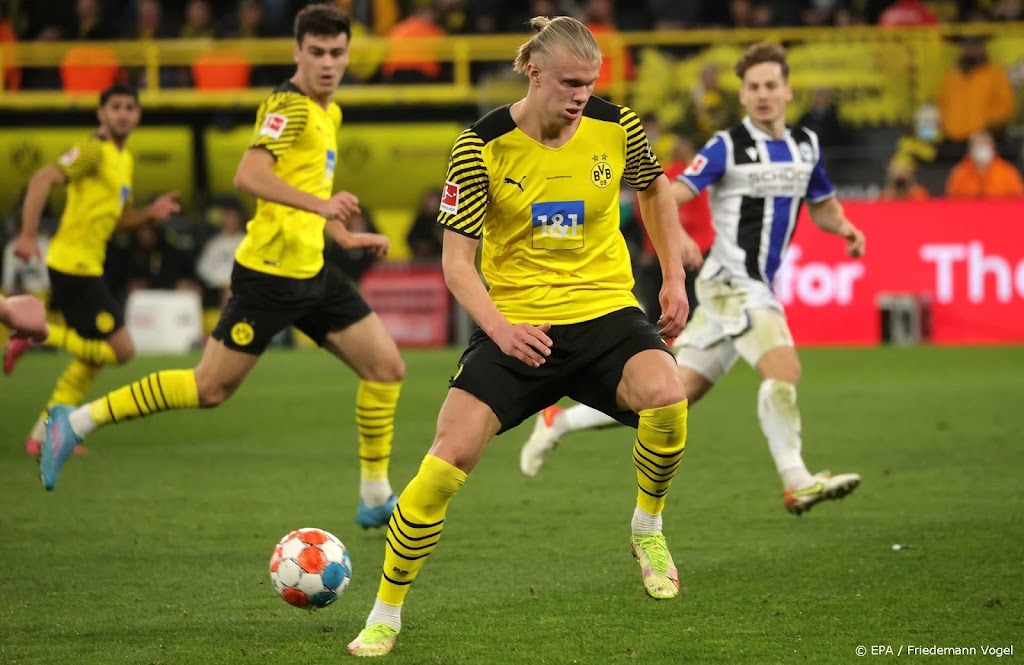 Dortmund verslaat Bielefeld en verkleint achterstand op Bayern