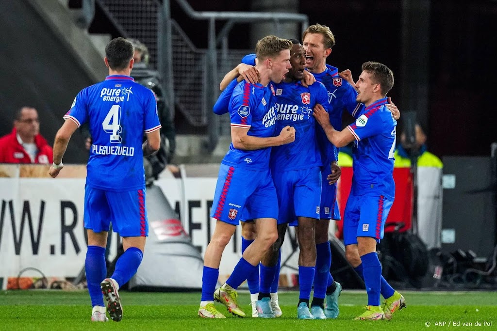 Verdediger Brenet helpt FC Twente aan uitzege op AZ