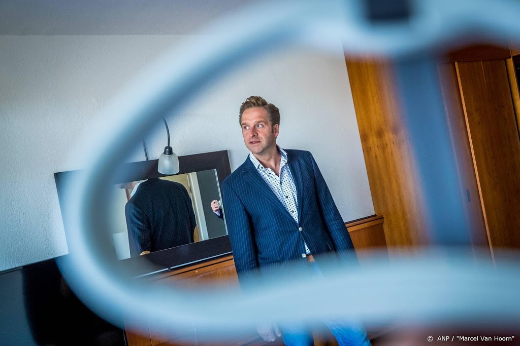 Minister De Jonge bezoekt 'coronahotel' in het Limburgse Urmond