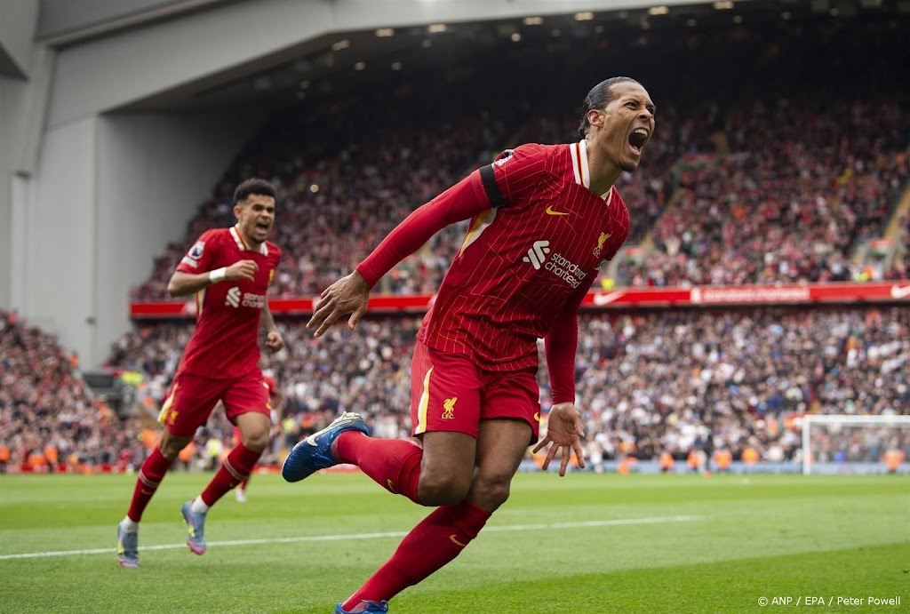 Van Dijk leidt koploper Liverpool naar zege op West Ham