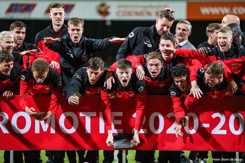 Spelersbus Go Ahead Eagles warm onthaald in Deventer