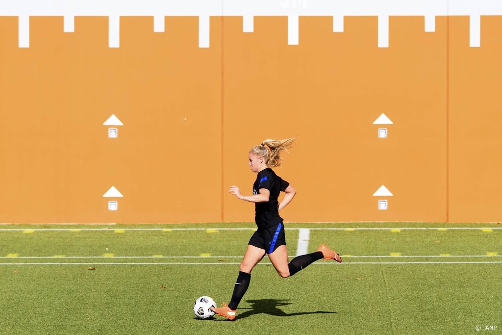 International Van Es langer bij FC Twente Vrouwen