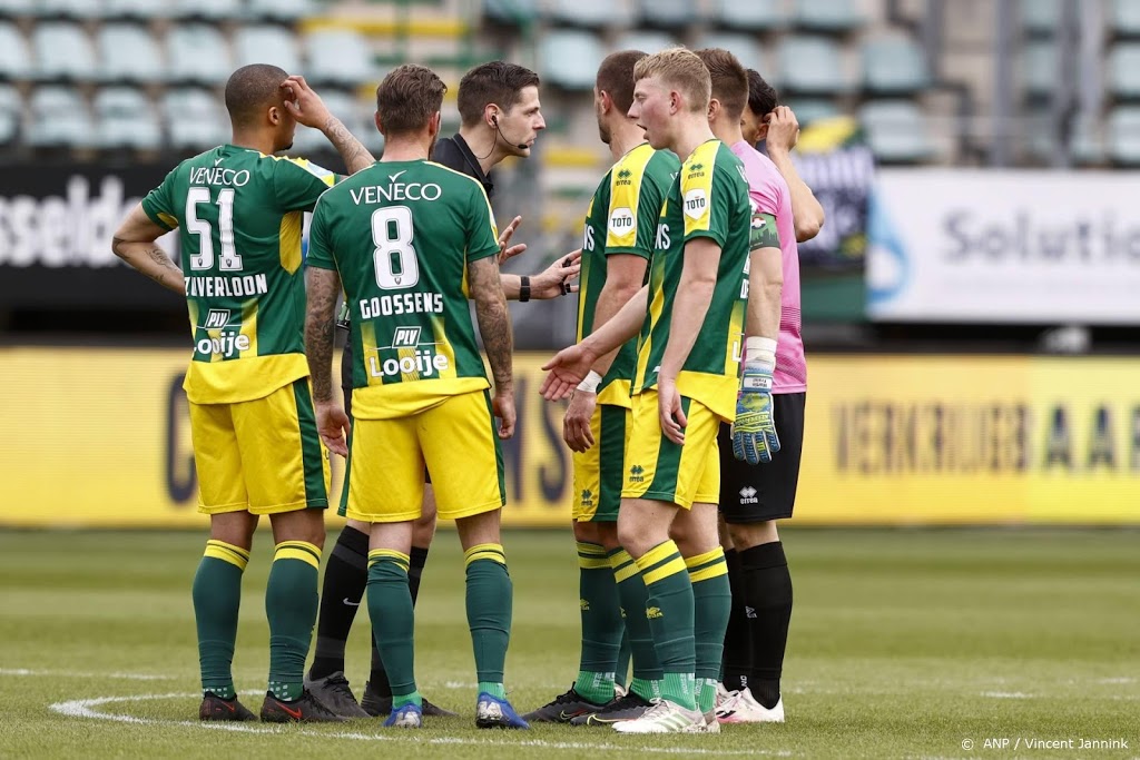 Tientallen supporters aangehouden bij ADO-stadion Den Haag