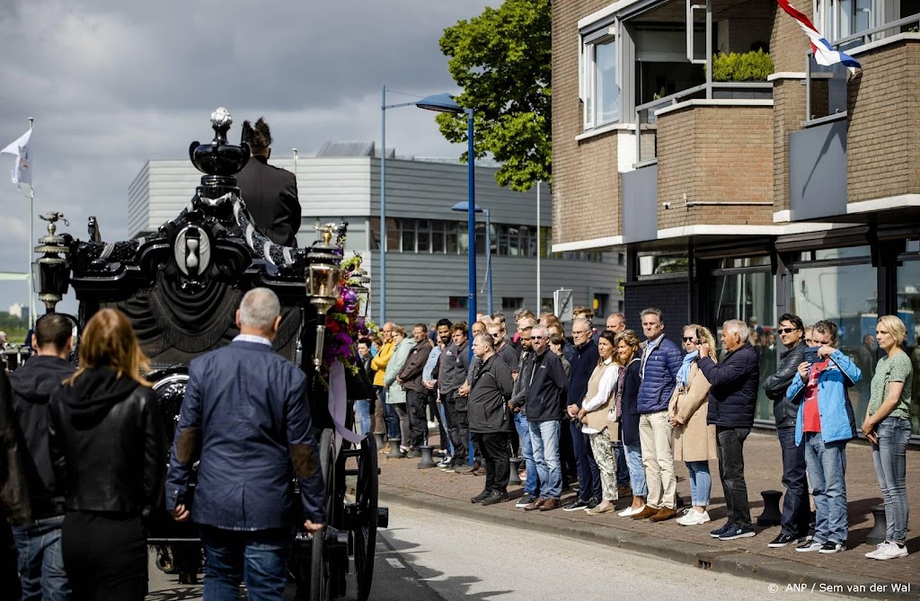 Veel mensen langs route uitvaartstoet slachtoffer Alblasserdam