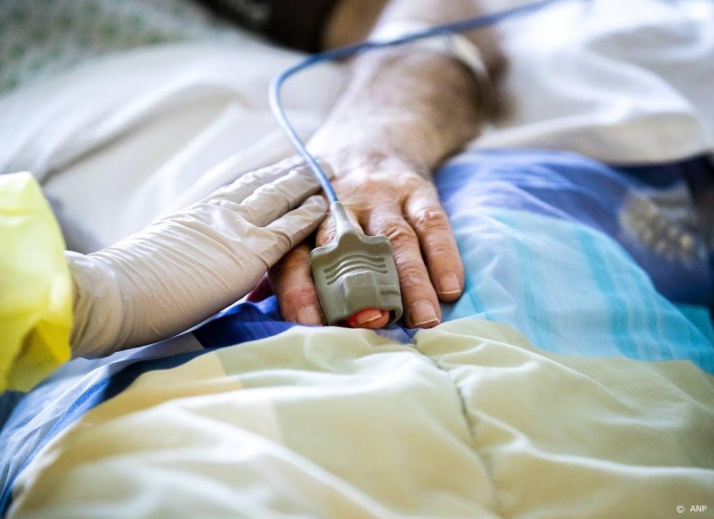 Aantal coronapatiënten in ziekenhuizen duikt naar 555