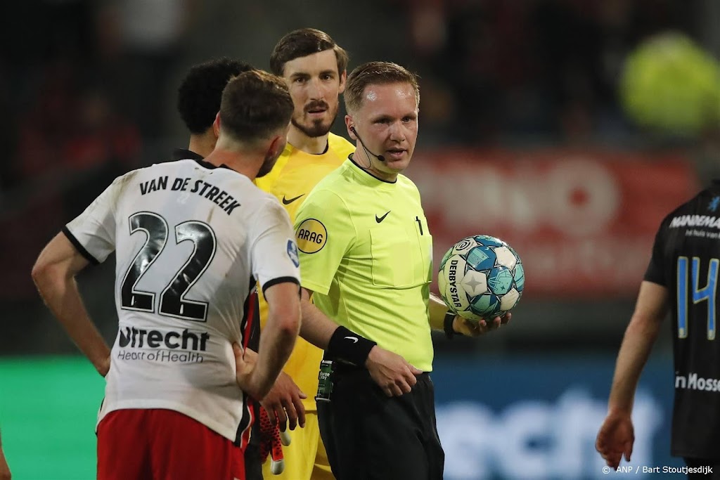 FC Utrecht tegen RKC gestaakt na twee keer gooien bekers op veld
