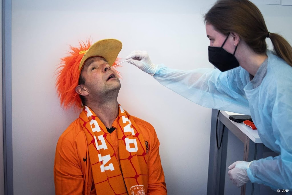 Fans Oranje in lange wachtrijen voor coronatest