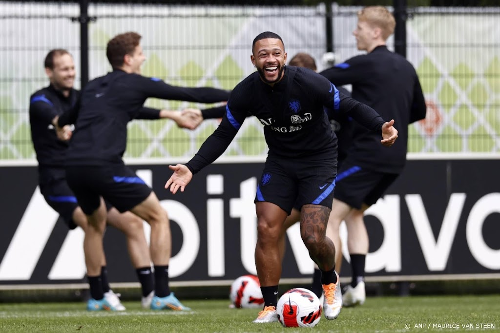 Oranje traint met fitte selectie voor thuisduel met Wales