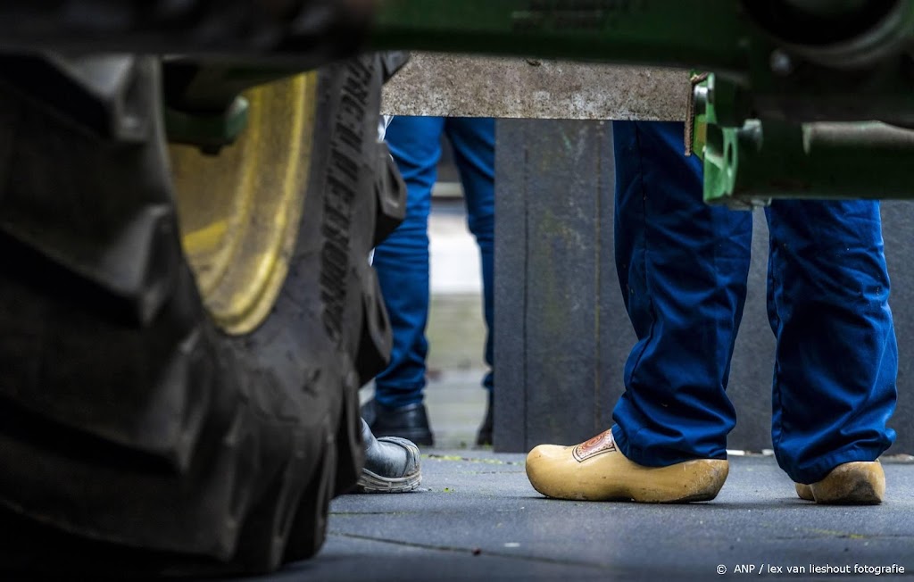 Den Haag wil dat Rijk boeren in tractoren tegenhoudt op snelweg