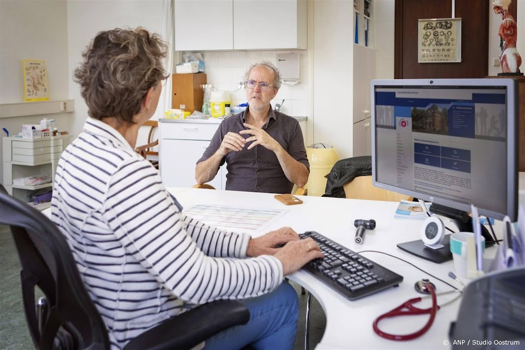Kabinet wil meer huisartsen, maar snijdt in opleiding geneeskunde
