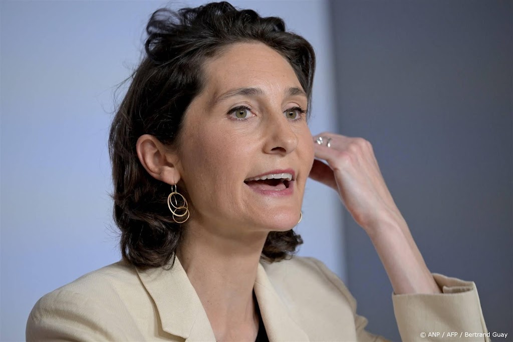 Franse sportminster neemt duik in 'schone' Seine
