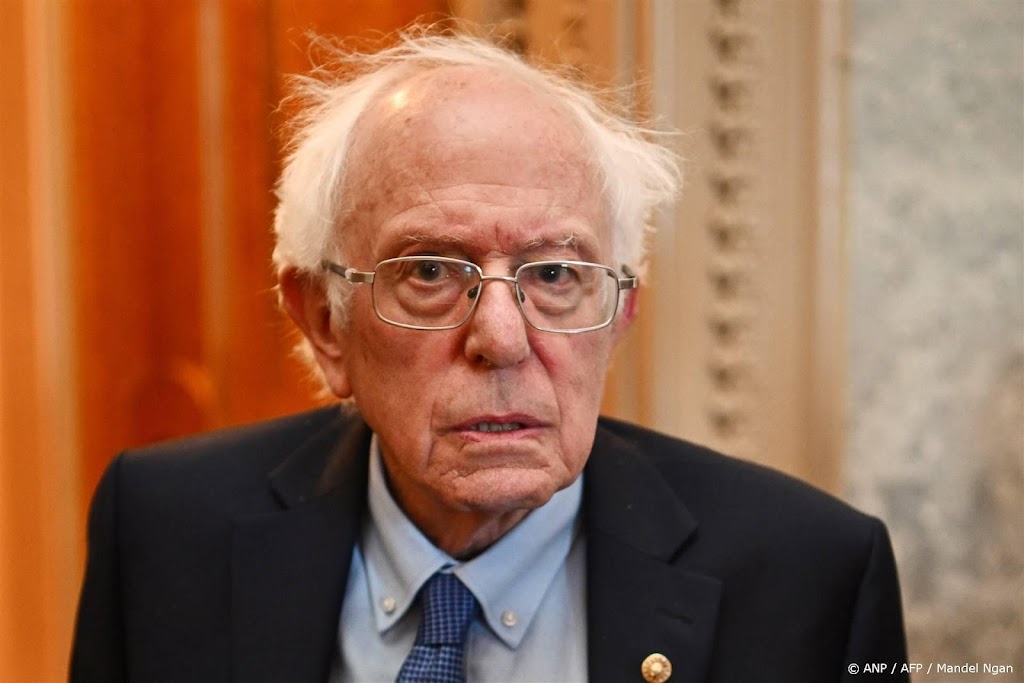Invloedrijke Democraat Sanders neemt het op voor Biden