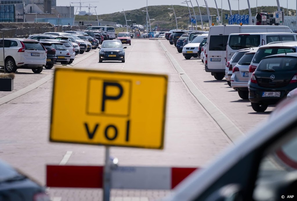 Drukte op stranden: parkeerplekken overvol