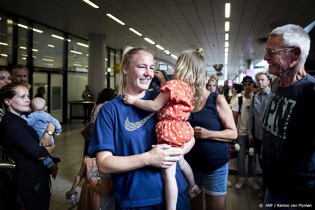 Eerste voetbalsters Oranje weer terug in Nederland na WK-einde
