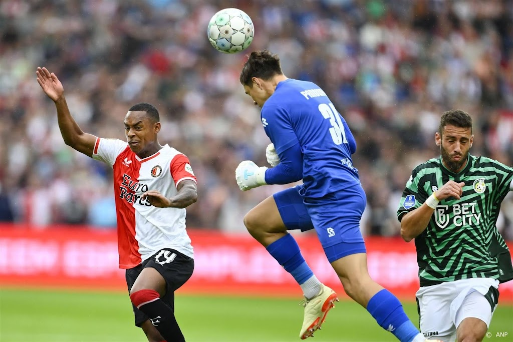Na vroege rode kaart komt Feyenoord niet verder dan 0-0