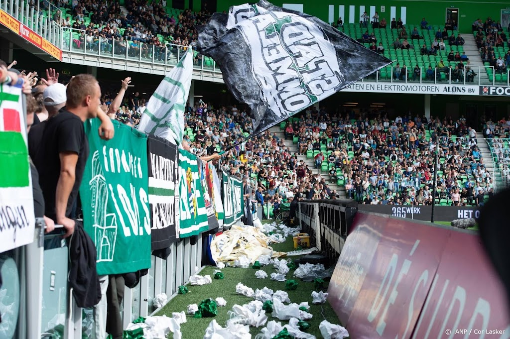 KNVB wacht af of voetbalstadions weer vol mogen