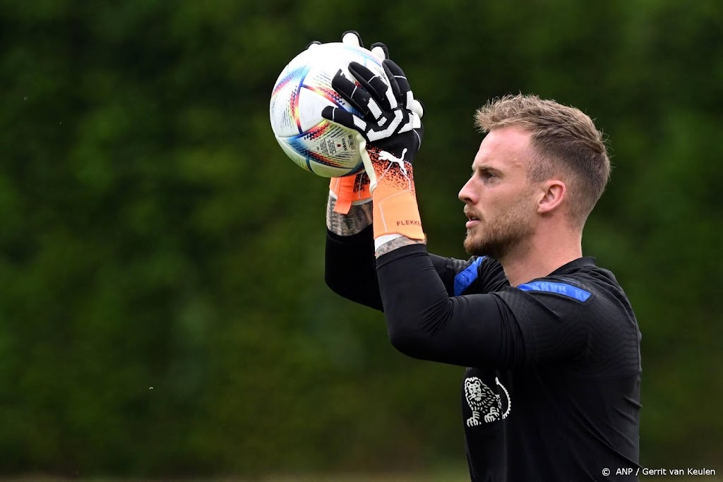 Oranje-doelman Flekken verlengt contract bij Freiburg