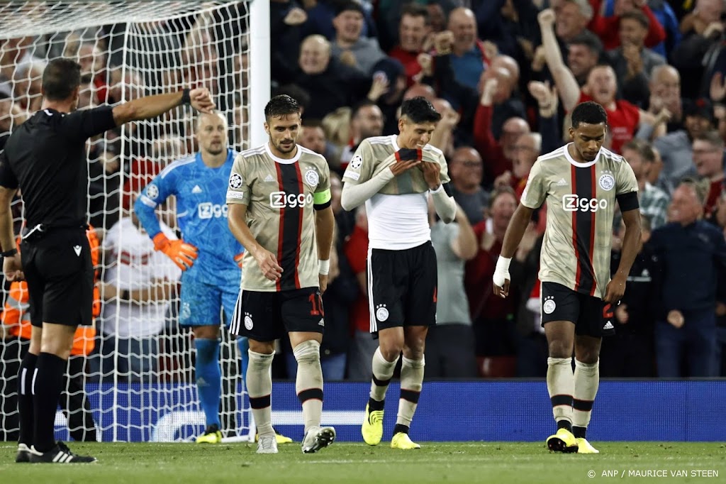Ajax buigt in slotfase voor Liverpool