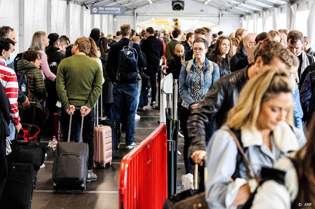 Vrees voor langere rijen Schiphol door herfstvakantie en corona